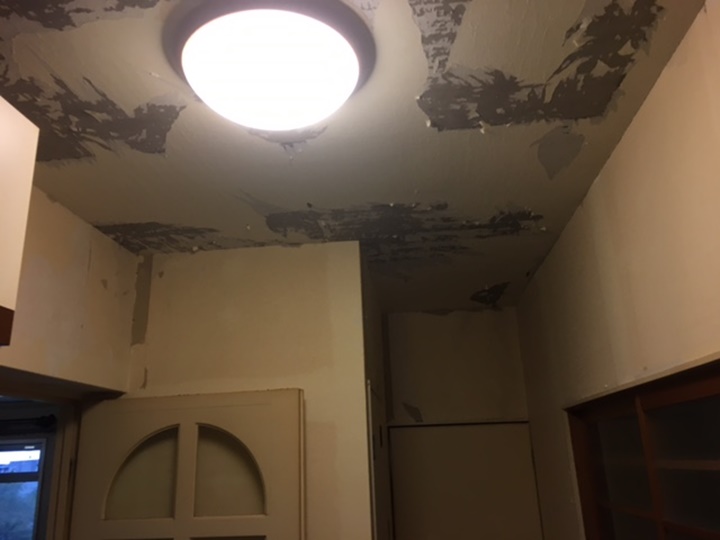 玄関クロス施工中