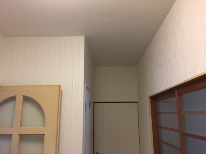 玄関クロス施工後