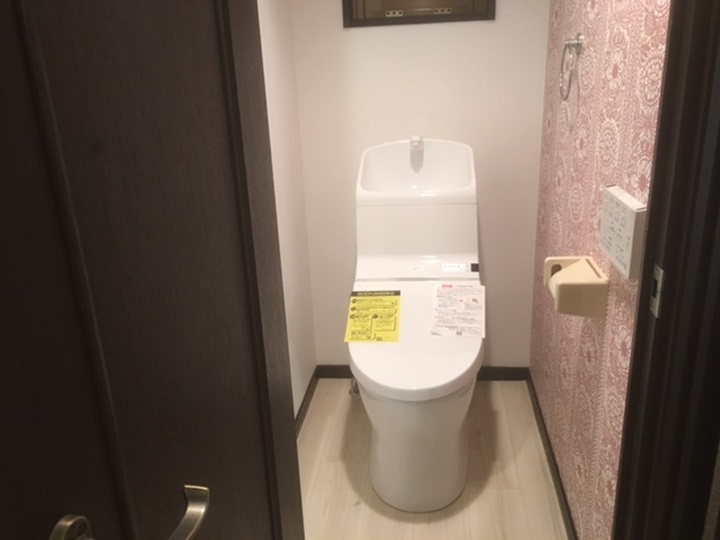 トイレ施工後<br />ユニットバスはLIXILハイグレードのスパージュ１３１６、洗面は奥行３５センチで小スペースで設置できるLIXILリフレ、トイレはTOTOの節水トイレに変更させていただきました。