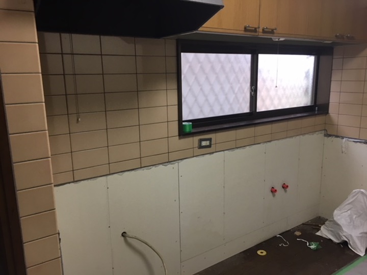 キッチン解体後タイル面に掃除のしやすいキッチンパネルキッチンパネルを貼ります。