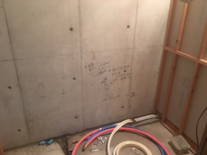 ユニットバス施工中<br />
解体後、給排水工事、電気工事、ダクト工事をユニットバス組み立て前に行います。