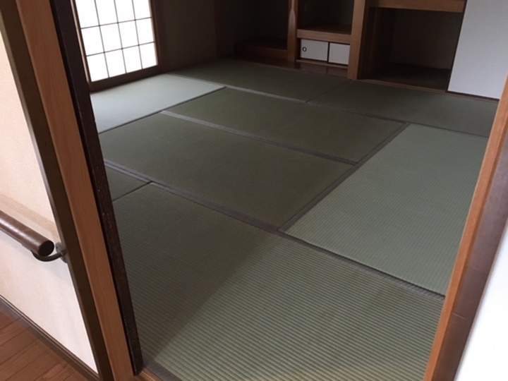 畳交換<br />
和室は畳の表替えと襖張替です、畳のイグサの香りで癒されます。
