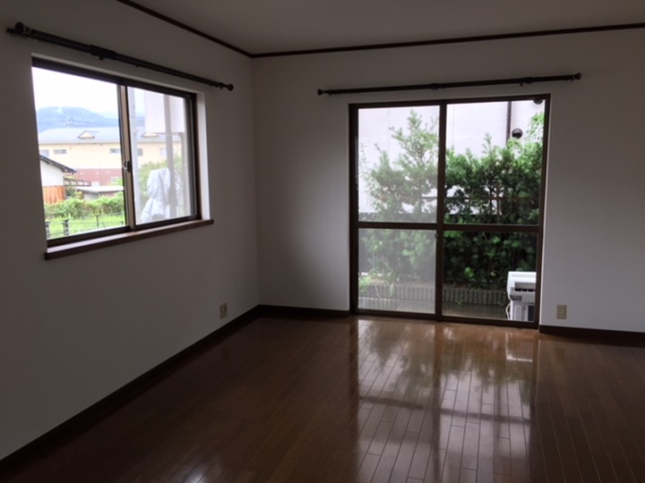 内装工事<br />室内壁、天井クロスは全て張り替えました。