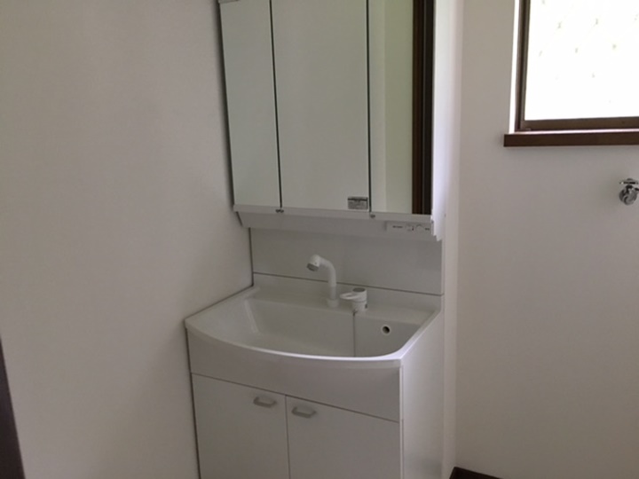 洗面施工後<br />洗面は収納力のある3面鏡に交換しました。