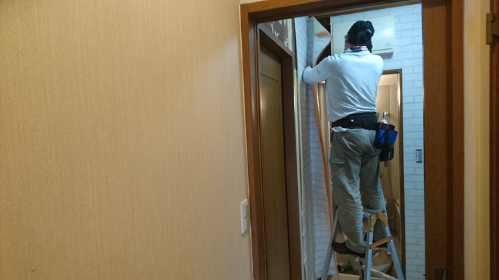 壁紙を張り替えます