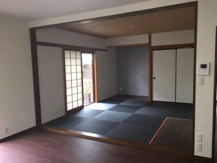 和室間仕切り壁撤去施工後<br />畳はヘリ無しカラーのブラック、ピアの置き場を端に作りました(床ネダ補強)