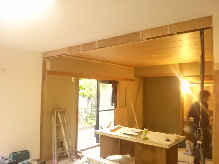 和室間仕切り壁撤去施工中