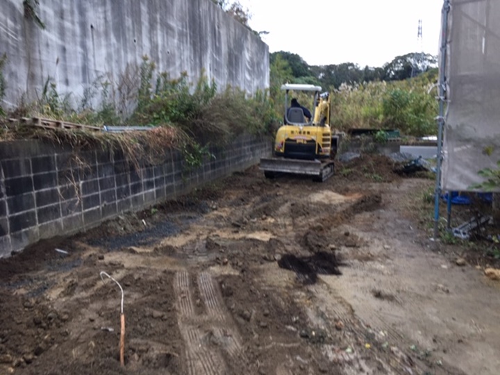 施工中<br />重機で余分な残土を処理します。3ｔ車で10台ほど残土がでました。