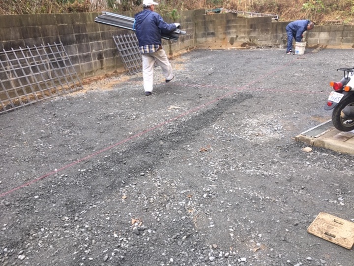 残土処理後、土間下地のバラスを10㌢程敷いて転圧してしっかりした下地を造ります。