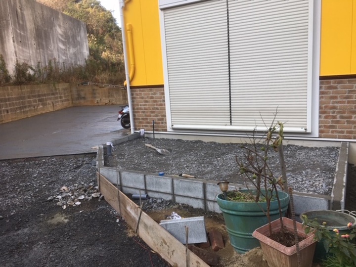 ウッドデッキを撤去して新たに土間を打ちしてテラスを造ります。