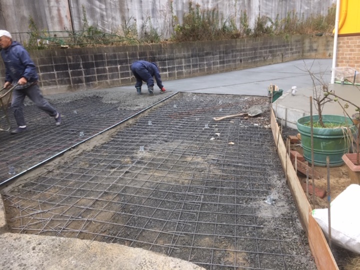 鉄筋メッシュ、ひび割れ防止の伸縮メッチを入れて土間コンクリートを打っていきます。