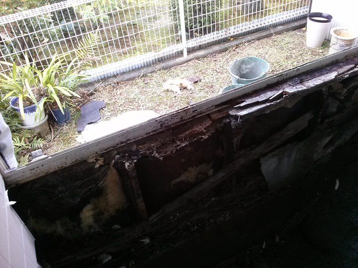浴室窓枠、土台等が腐ってボロボロでしたのでやりかえていきます。