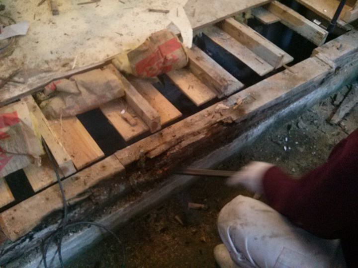 浴室入口の土台も窓同様腐っていましたので取り替えます。