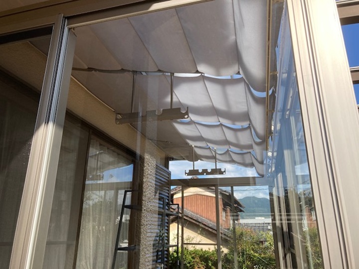 ガラス面にUVカット及びガラス飛散防止のフィルムを施工いたしました。