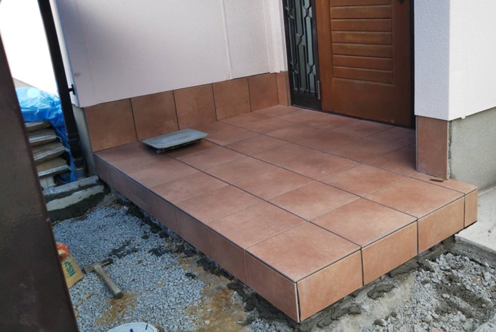 玄関入口土間はダントーの300角のタイルで仕上げました。