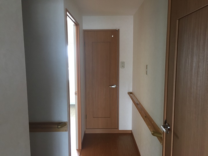 内装工事施工後、建具交換枠回りはシートを貼りました。