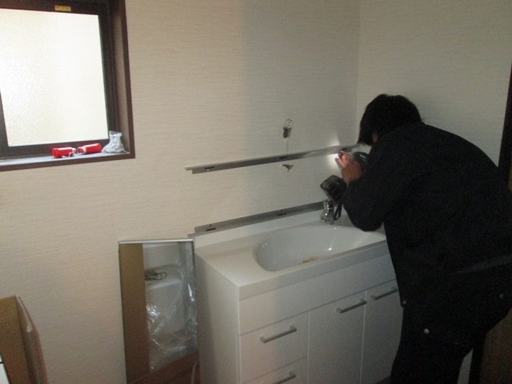 洗面化粧台施工中