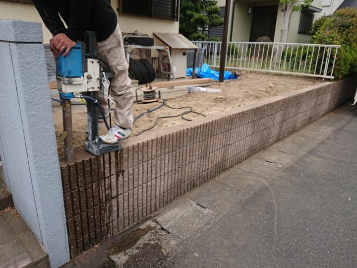 フェンスをたてるてためにコア（穴）をあけます。