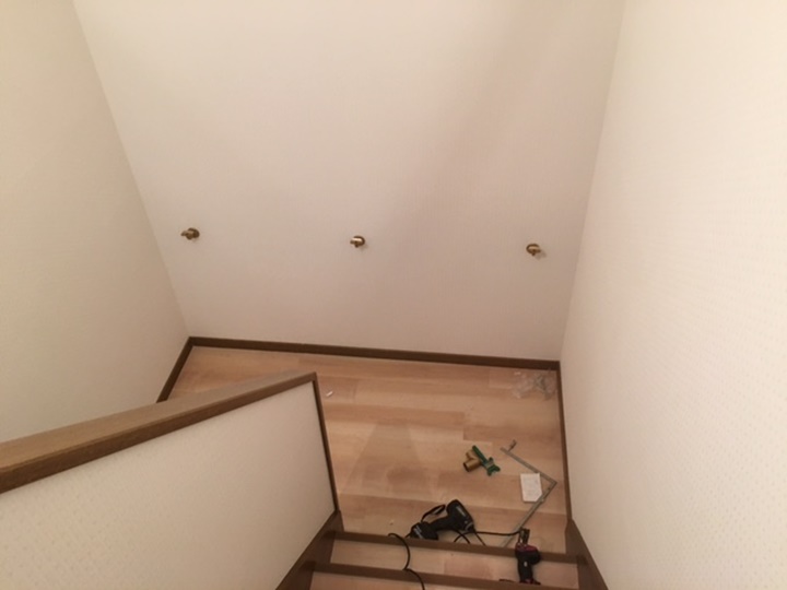 階段に手すりを取り付けています。