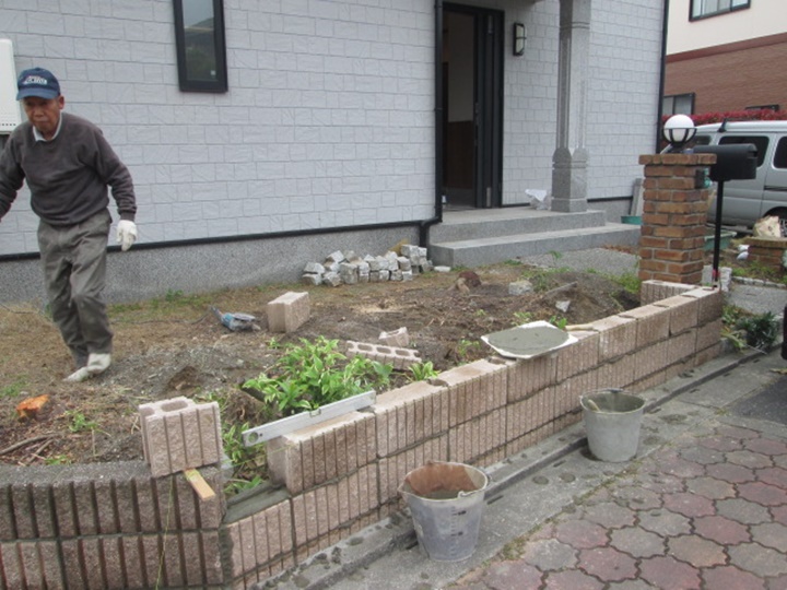 フェンスのツギテを埋めるためにブロックに穴を開けていきます。