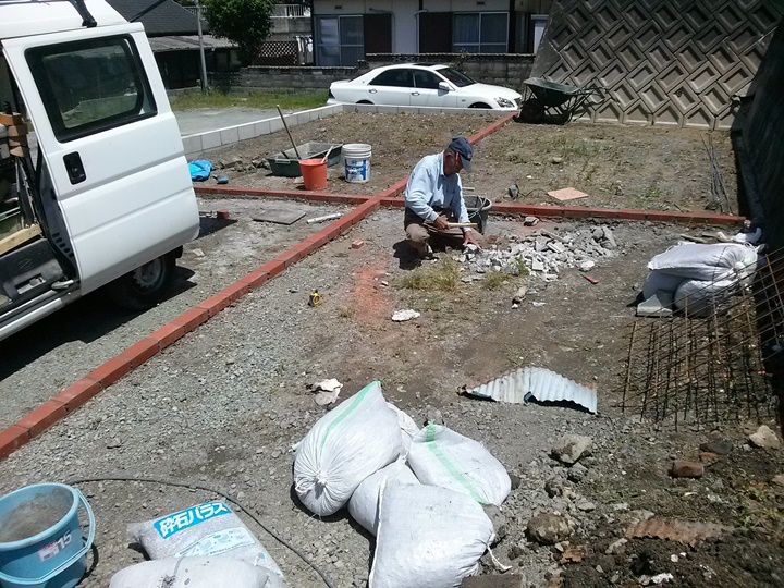 ひび割れ防止のため真ん中にレンガを敷き詰めています。<br />