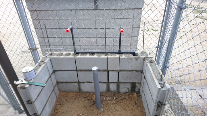洗い場施工中<br />
ブロックで下地を作り給水、排水の管を入れます。