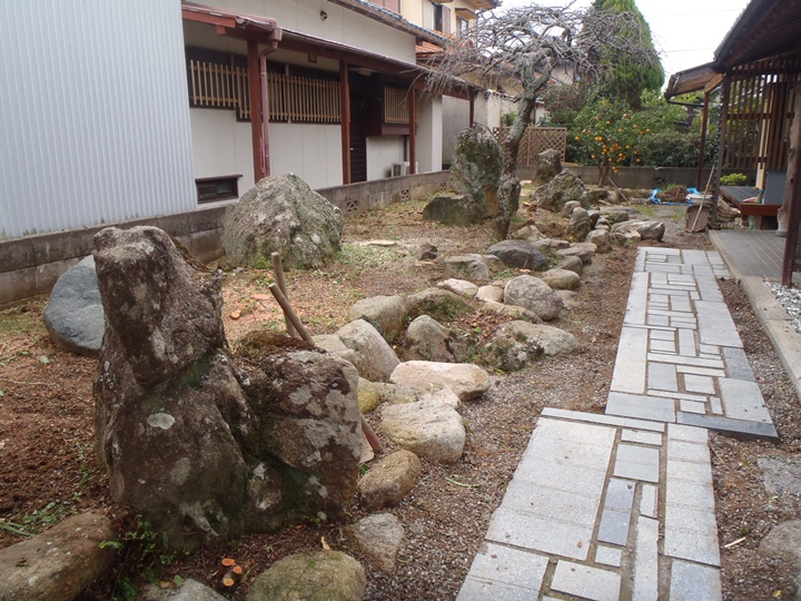 既存の雑草及び樹木の伐採をします