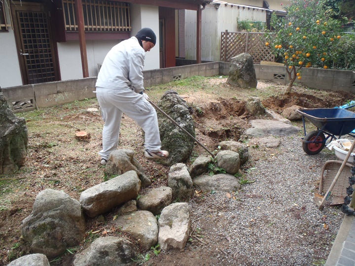 人が持てるくらいの石は撤去します。