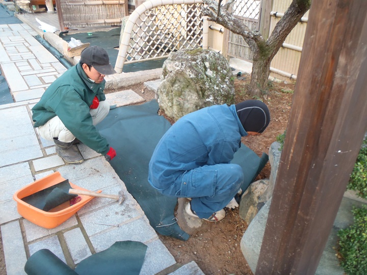 防草シートを貼って雑草対策をします。