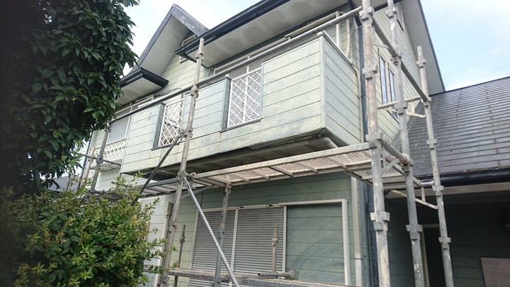 解体前に足場を組みます<br />
