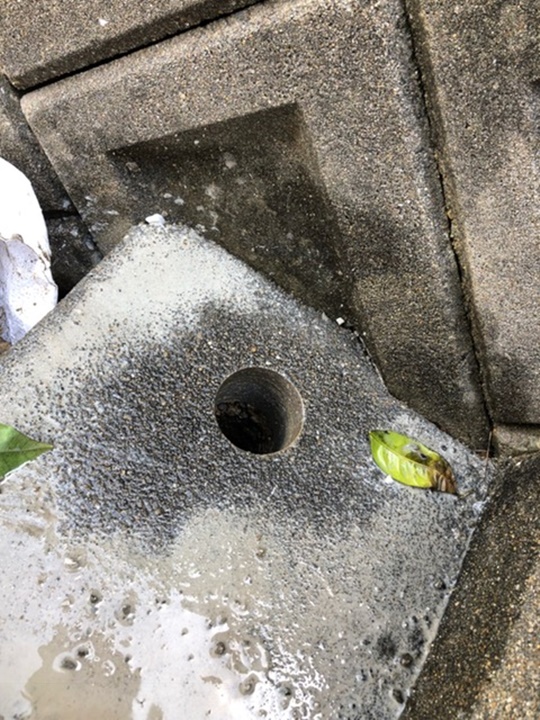 コアドリルで穴を開けています。