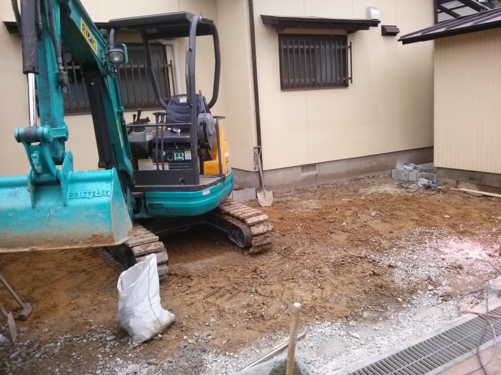 重機で石、残土を処分します