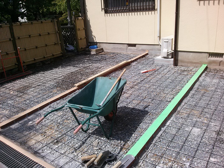 土間コンクリート打ち前に整地、割れ防止の鉄筋をひきます