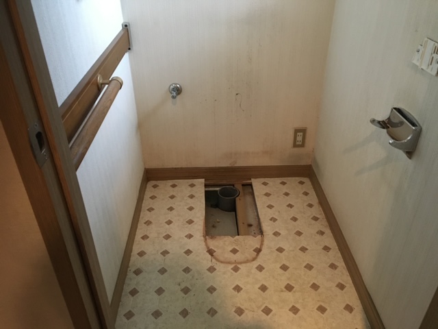 トイレ外し後、配管を移設します。以前のトイレはINAXの排水芯120タイプの商品でしたので排水の位置が合わないので配管を移動します。