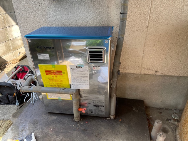 本体を設置し配管を接続します