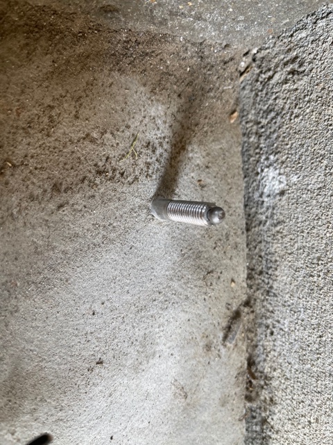 石油タンクを撤去し新しく設置するタンク固定用アンカーボルトを打ちます