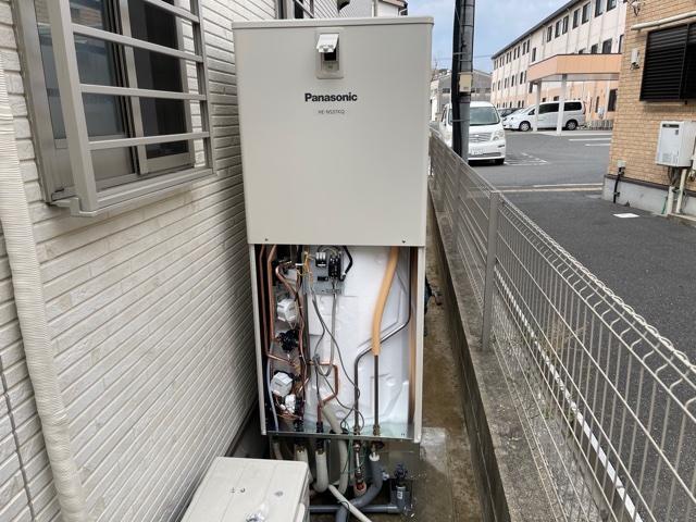 既存エコキュート撤去、新規のエコキュートを設置し配管を接続します