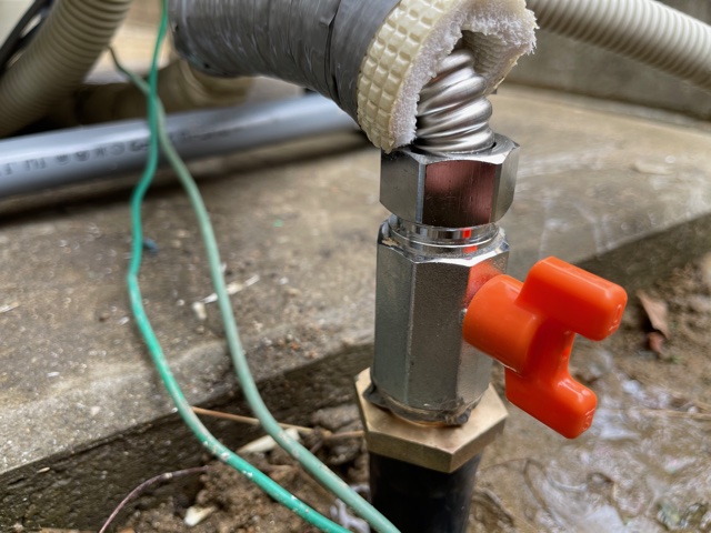 老朽化した止水バルブや配管等交換します