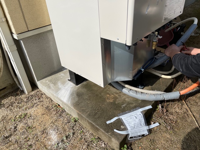 既存エコキュート撤去、新規のエコキュートを設置し配管を接続します<br />老朽化した配管など取り替えていきます