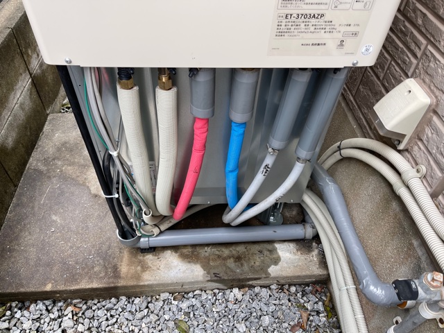 新しいエコキュート据え付けエコキュート設置前にステンレスのアンカーボルトでしっかり固定した後、配管工事をします。<br />
エコキュートタンクに水が入ると400㌔から５００㌔の重さにおなるので錆びないステンレスボルトでしっかり固定します。