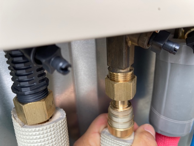 ヒートポンプの配管部材は９０度の熱にも耐えられる丈夫なアルミ三層菅を使用しています。安いポリエチレン管は使用しません。後々熱に耐えれなくなって破裂する恐れがありますので、高くても丈夫なアルミ三層菅を使用します。。