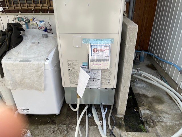 既存のエコキュートを取り外し新しいエコキュート据え付けエコキュート設置前にステンレスのアンカーボルトでしっかり固定した後、配管工事をします。<br />エコキュートタンクに水が入ると400㌔から５００㌔の重さにおなるので錆びないステンレスボルトでしっかり固定します。