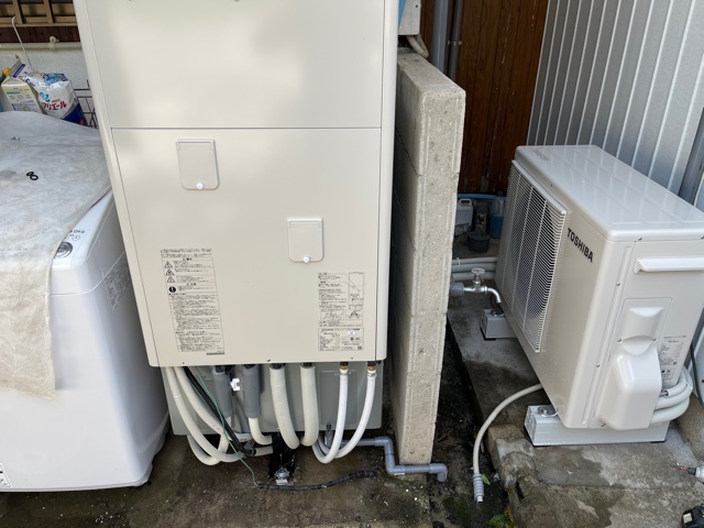 配管接続<br />ヒートポンプの配管部材は９０度の熱にも耐えられる丈夫なアルミ三層菅を使用しています。安いポリエチレン管は使用しません。後々熱に耐えれなくなって破裂する恐れがありますので、高くても丈夫なアルミ三層菅を使用します。。