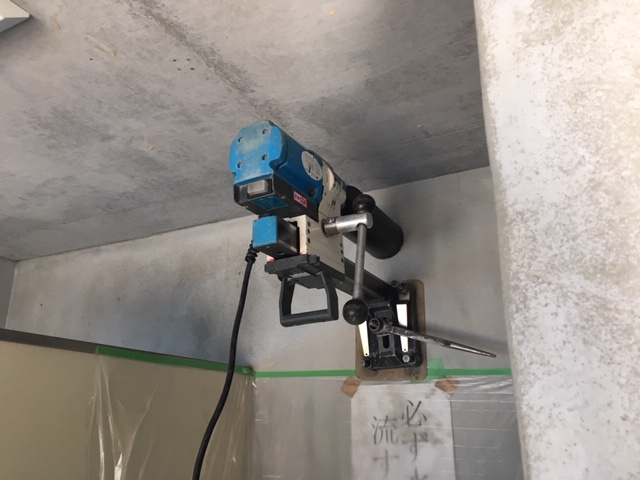 鉄筋コンクリートの壁に１１０の穴を開けて換気扇が取り付けれるようにします。