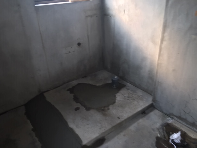 解体後、排水芯を移設して土間の補修をします。壁、床塗装後新しい便器を取付いたします。