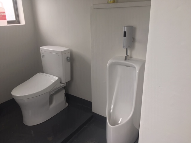 トイレ施工後、小便器との間に間仕切りを取付します。