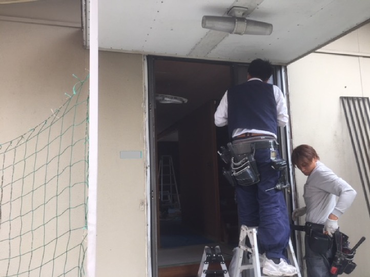 解体工事<br />既存ドアを外します。<br />