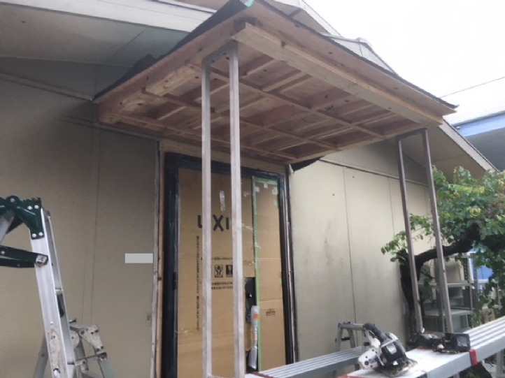 ドア取り付け後庇をやりかえます。