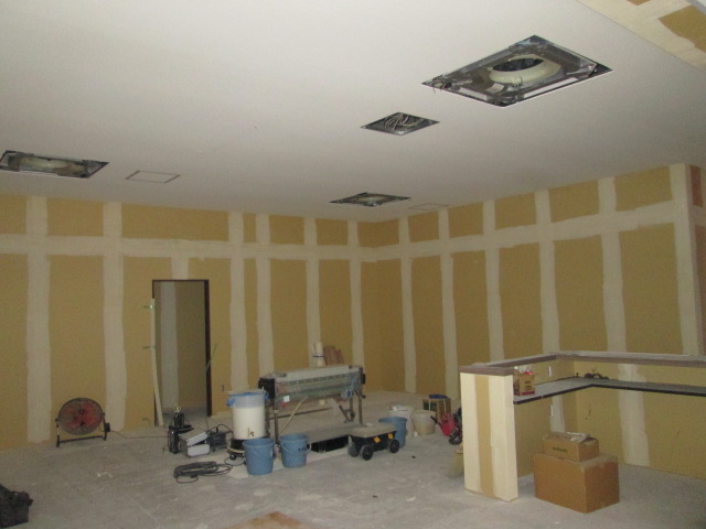 最終段階のクロス、床工事です。壁、天井で７００㎡ありますのでクロス貼りの下地作業(パテ作業)に2人で２日かかりました。