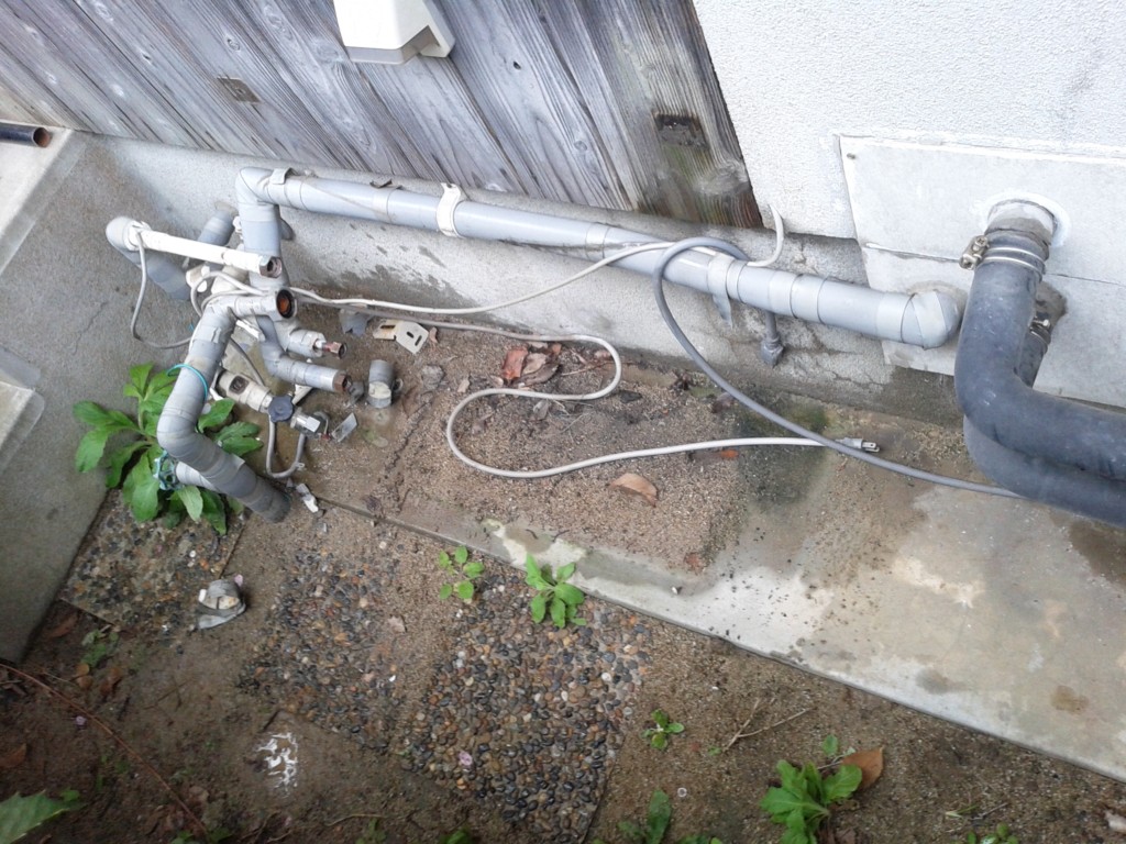 既存給湯器を取り外します<br />